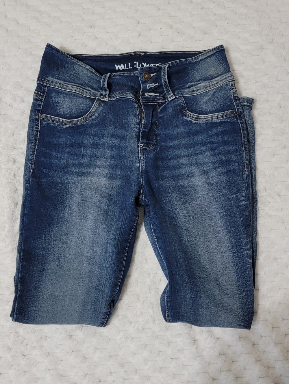 Wallflower Women's Size 11 Reg-Dark Blue Ankle Jeans
